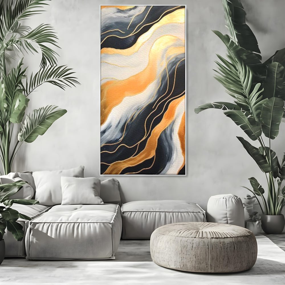 Tablou canvas cu pictura abstracta cu valuri aurii, in rama de aluminiu argintiu, pe perete intr-un living